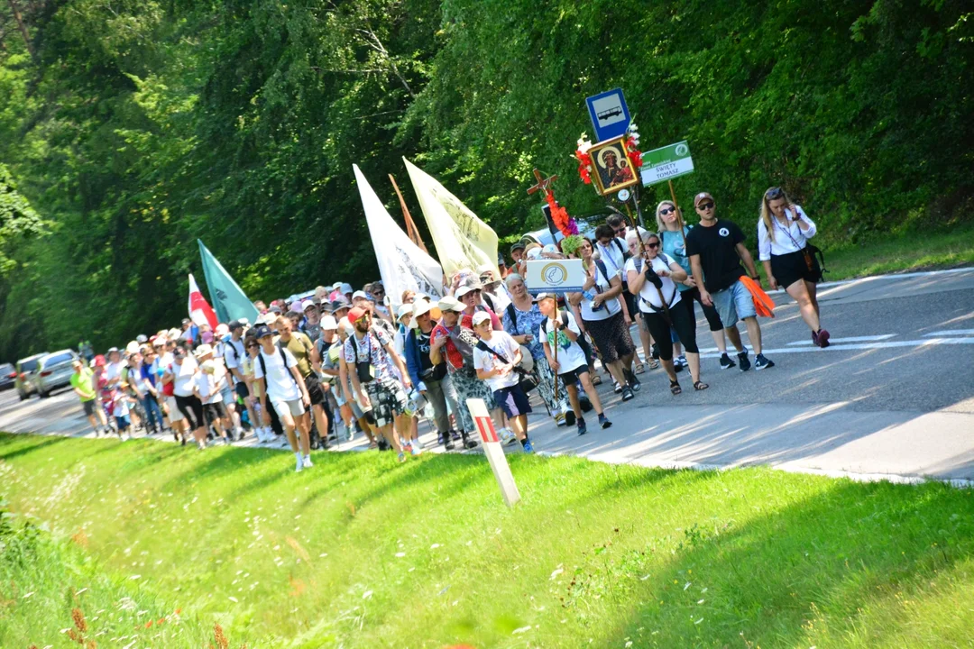 Nasi pątnicy drugi dzień w drodze na Jasną Górę (foto) - Zdjęcie główne