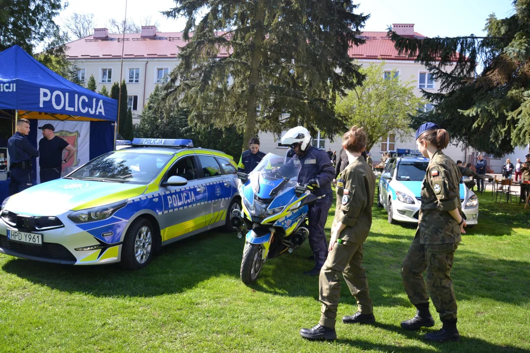 Dzień otwarty w Zespole Szkół w Radoryżu Smolanym (ZDJĘCIA) Goście mogli poćwiczyć strzelanie i musztrę