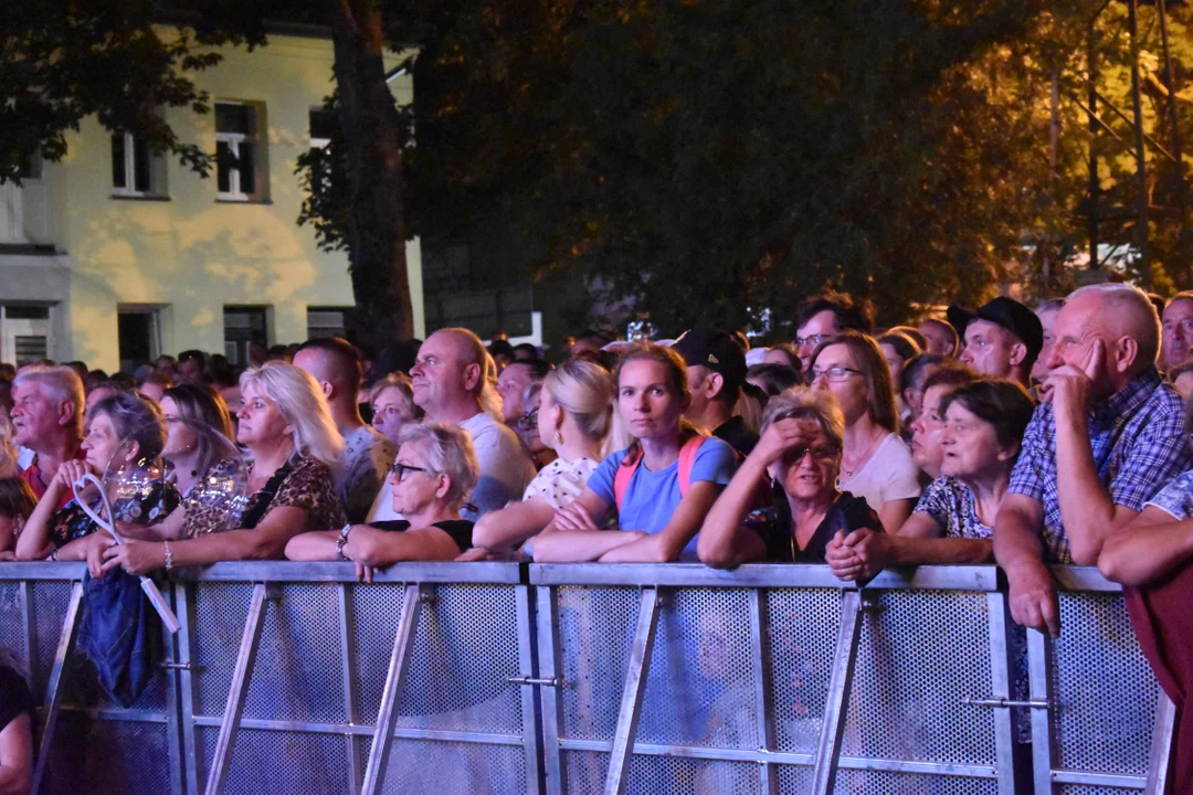 Występy lokalnych zespołów, gwiazda wieczoru "BOYS" oraz świętujący mieszkańcy powiatu