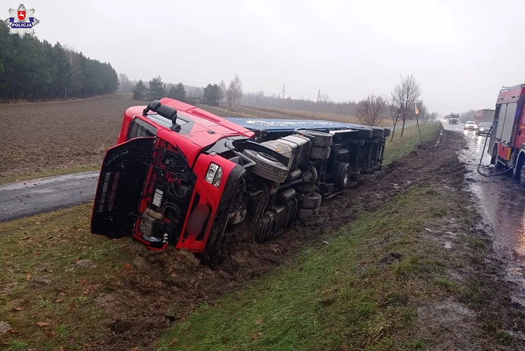 Powiat lubartowski: Groźne zdarzenia. Kolizja trzech aut i wywrócona ciężarówka - Zdjęcie główne