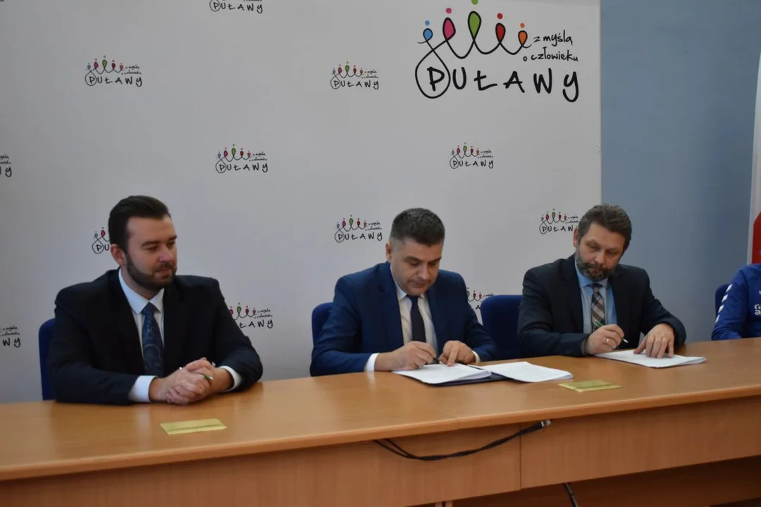 Podpisanie umowy sponsorskiej między miastem Puławy a KS Wisła Puławy