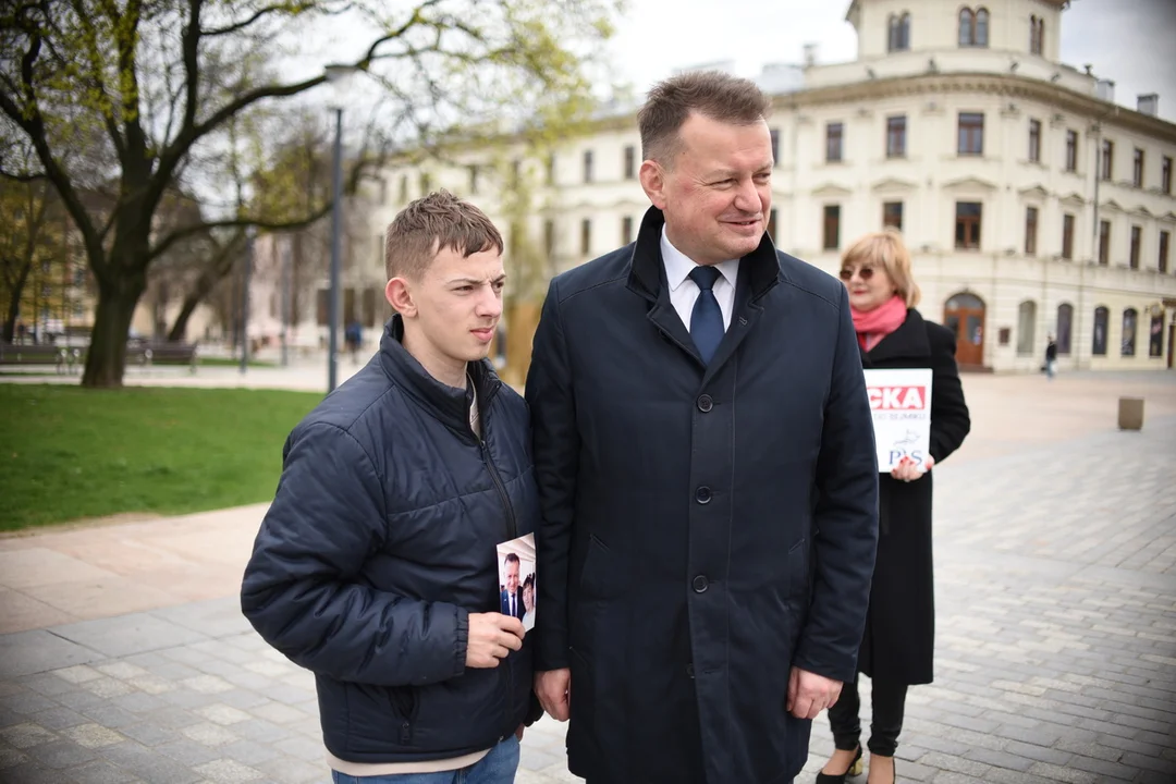 Mariusz Błaszczak w Lublinie. Rozdawał autografy, były też fotografie [ZDJĘCIA] - Zdjęcie główne