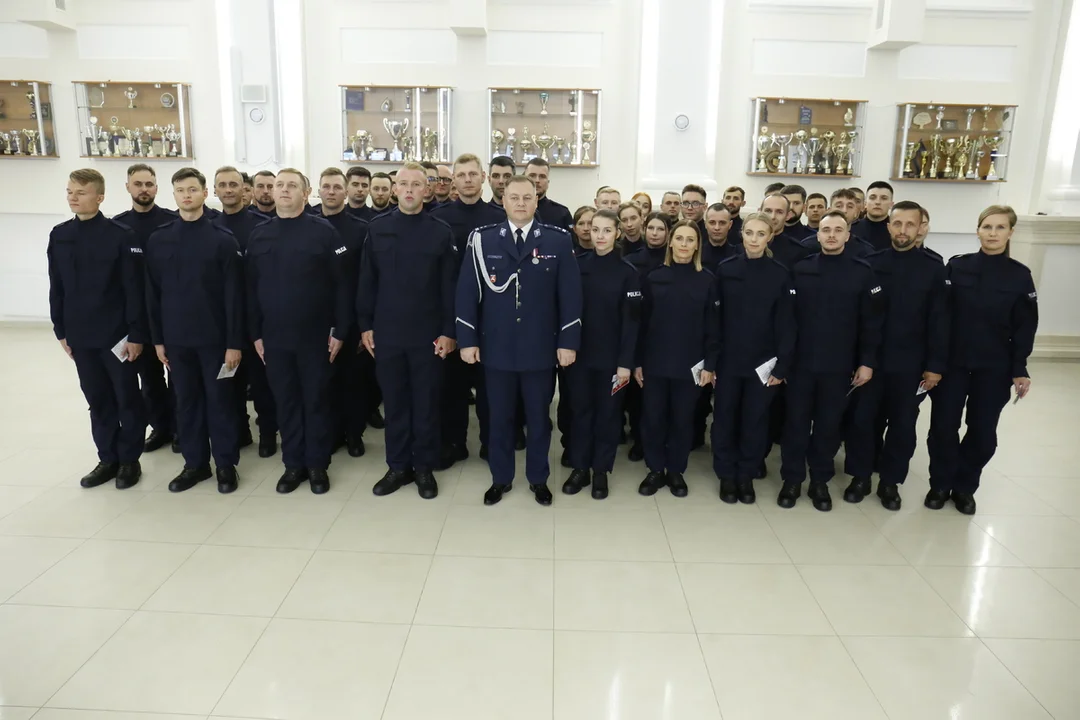 Lubelski garnizon ma nowych policjantów. Wręczono też odznaczenia i przyznano awanse