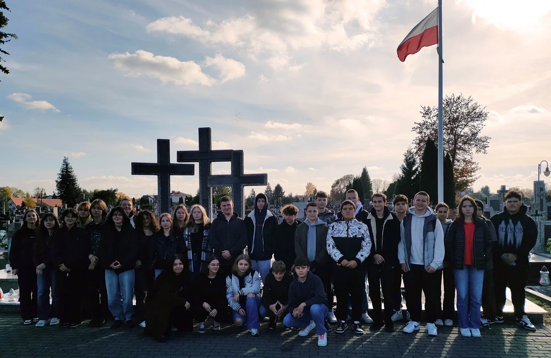 Uczniowie Reymonta zadbali o nagrobki na cmentarzu Św. Rocha - Zdjęcie główne