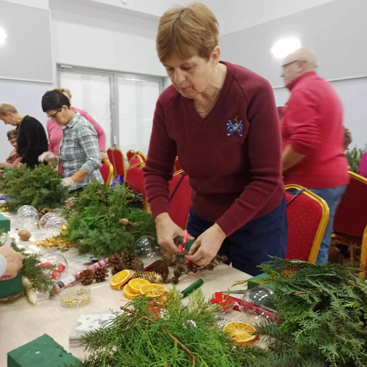 Seniorzy z gminy Trzebieszów zrobili świąteczne stroiki