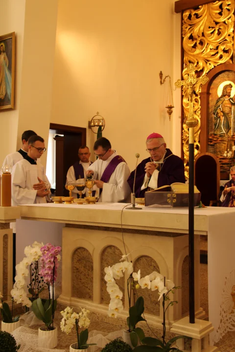 Pogrzeb Ks. Zbigniew Hackiewicz. Proboszcza parafii w Jedlance pożegnała setka duchownych