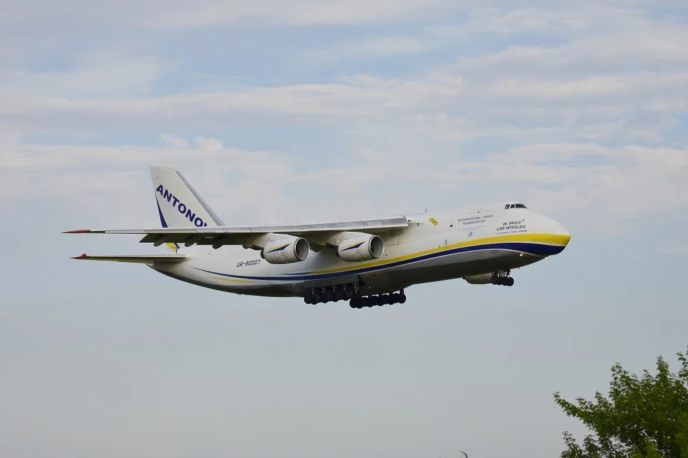 Gigant wylądował na lubelskim lotnisku. To Antonow An-124 Rusłan [ZDJĘCIA]