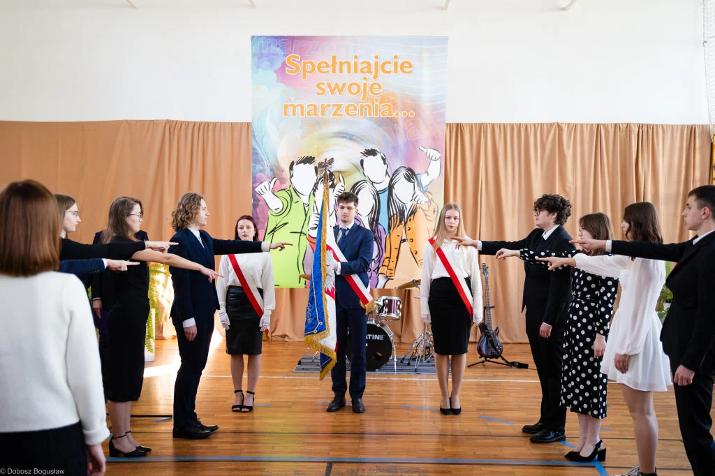 Maturzyści II LO w Lubartowie pożegnali szkołę (zdjęcia) - Zdjęcie główne