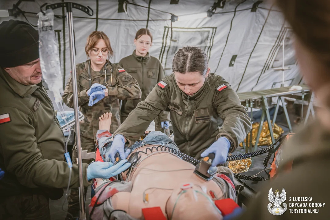 Atak rakietowy na szkołę. Ćwiczenia lubelskich terytorialsów, strażaków i ratowników