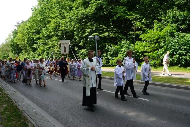 Poniatowa: Tłumy mieszkańców wzięły udział w procesji (ZDJĘCIA) - Zdjęcie główne