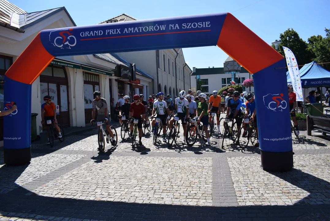Rajd „GRAND PRIX AMATORÓW NA SZOSIE” wystartował w Lubartowie (zdjęcia) - Zdjęcie główne
