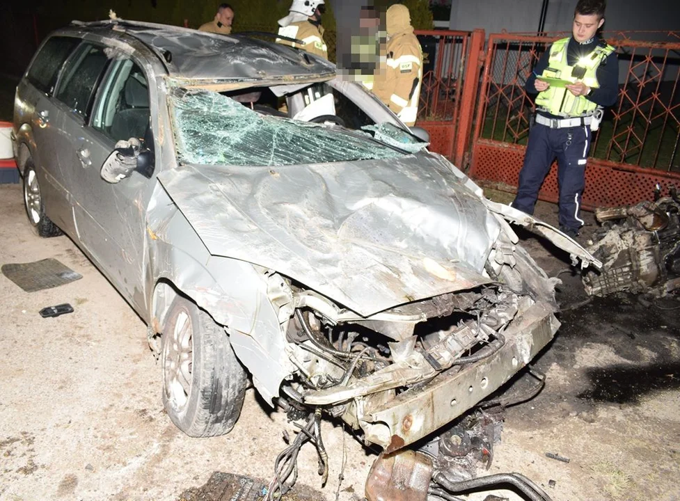 Powiat bialski: Dachowanie Forda. W aucie dwóch nietrzeźwych, jedna osoba w szpitalu