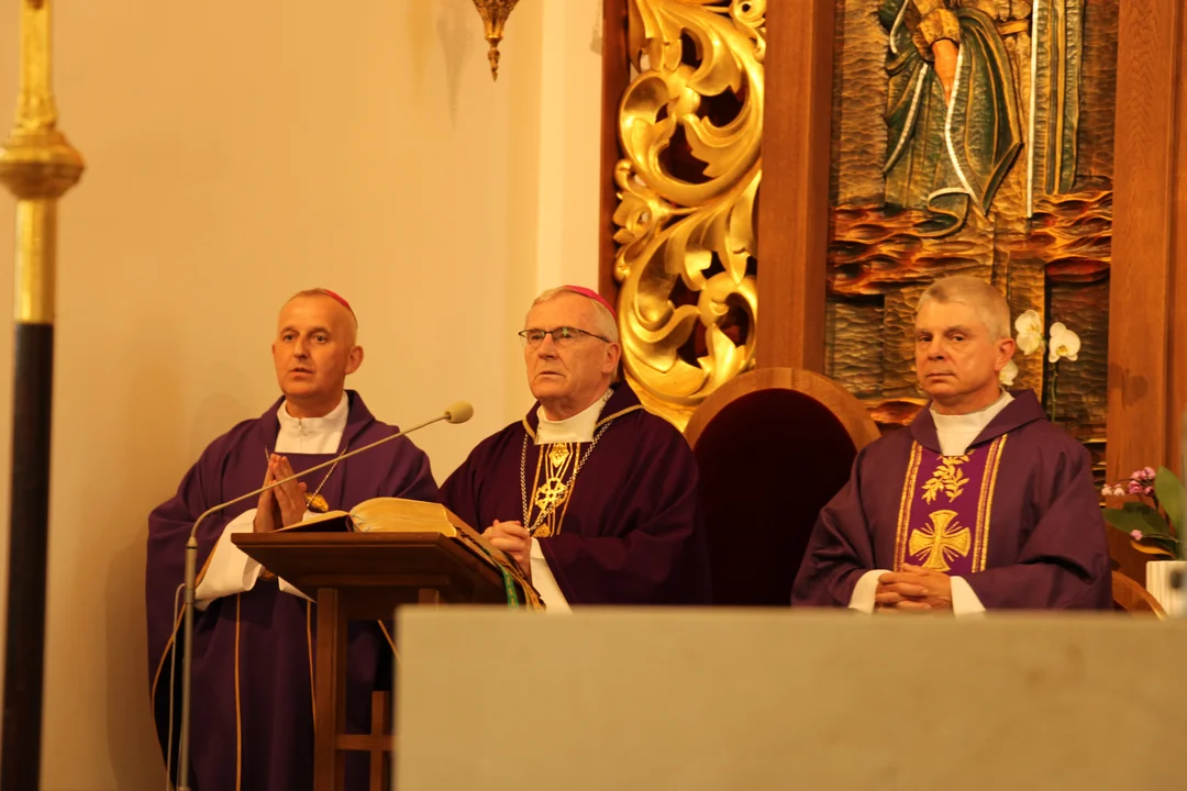 Pogrzeb Ks. Zbigniew Hackiewicz. Proboszcza parafii w Jedlance pożegnała setka duchownych