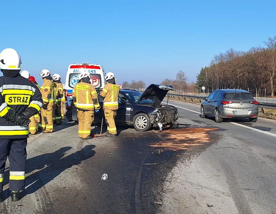 Dwie kolizje naraz w jednym miejscu. Wszystko przez wyprzedzanie (zdjęcia) - Zdjęcie główne