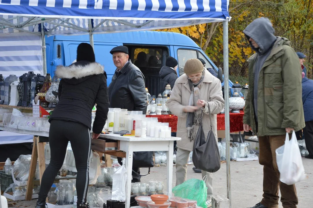 Przedświąteczny ruch przy cmentarzach w Chodlu i Poniatowej