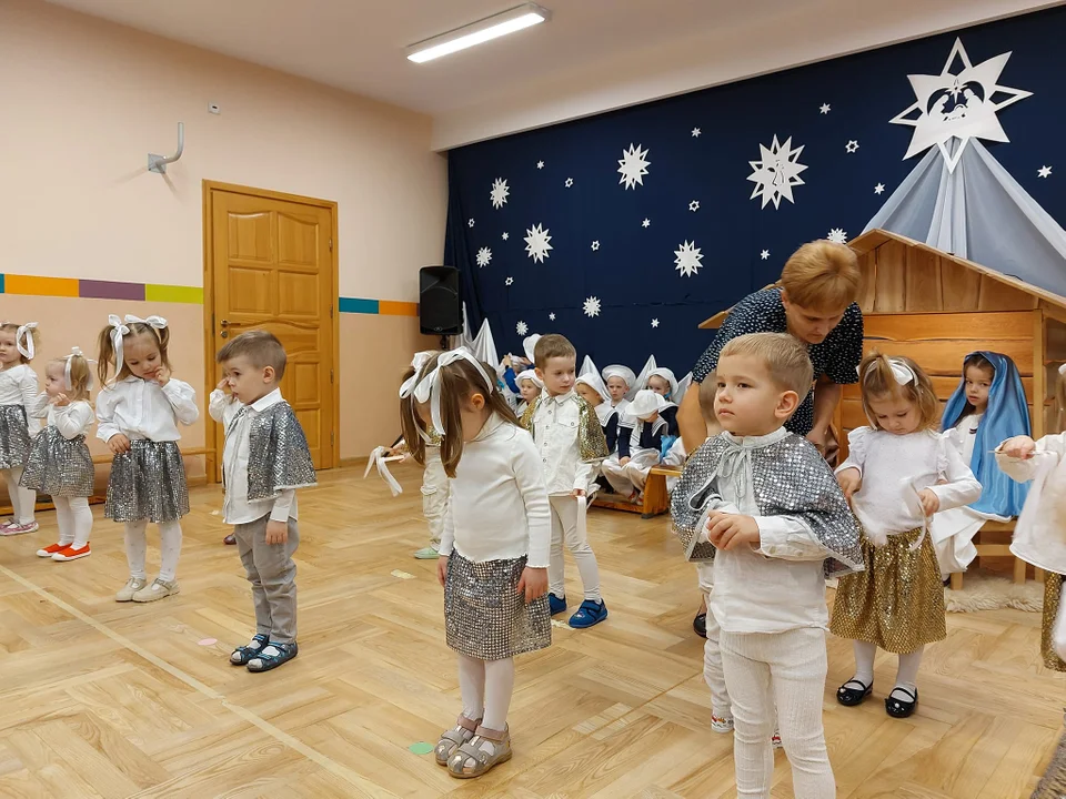 Jasełka w Przedszkolu Sióstr Nazaretanek w Łukowie (ZDJĘCIA). Dla babć i dziadków z okazji ich styczniowego święta