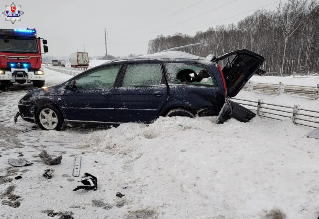 Ciężarówka w rowie, zderzenie się dwóch osobówek. Na lubelskich drogach panują trudne warunki pogodowe