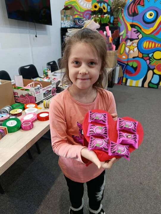 Walentynkowe prace w bibliotece w Trzebieszowie