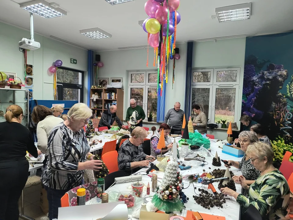Świąteczne choinki z szyszek w Klubie Teraz Pora na Seniora - Zdjęcie główne