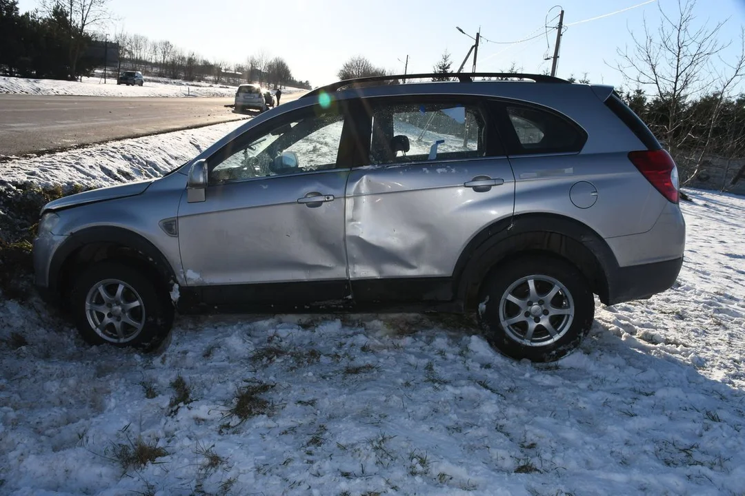 Lubelskie: Toyota zderzyła się z Chevroletem przy skręcaniu na posesję. Jena osoba w szpitalu