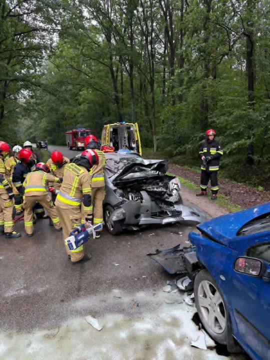 Zderzenie dwóch samochodów. Są poszkodowani, droga zablokowana - Zdjęcie główne