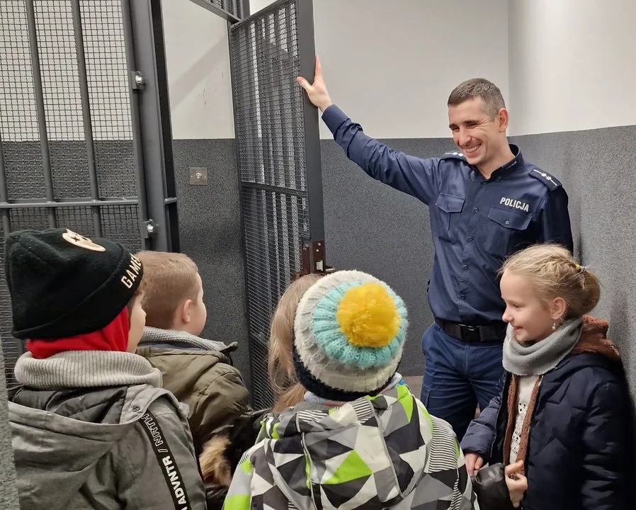 Opole Lubelskie: Dzieci w ferie odwiedziły Komendę Policji