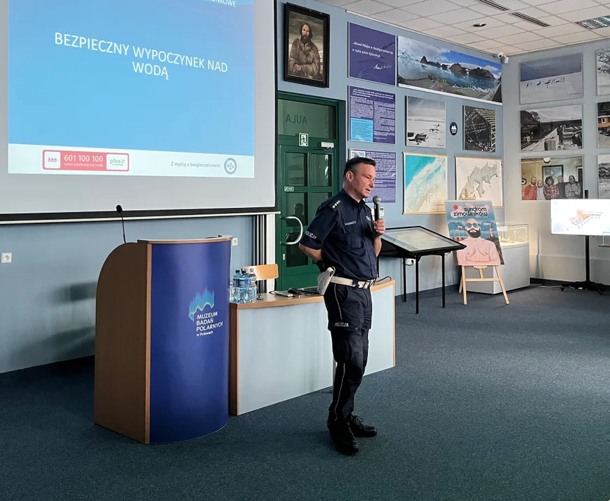 Polarnicy, policja i Szarik na jednej scenie – niezwykła lekcja bezpieczeństwa w Muzeum Badań Polarnych