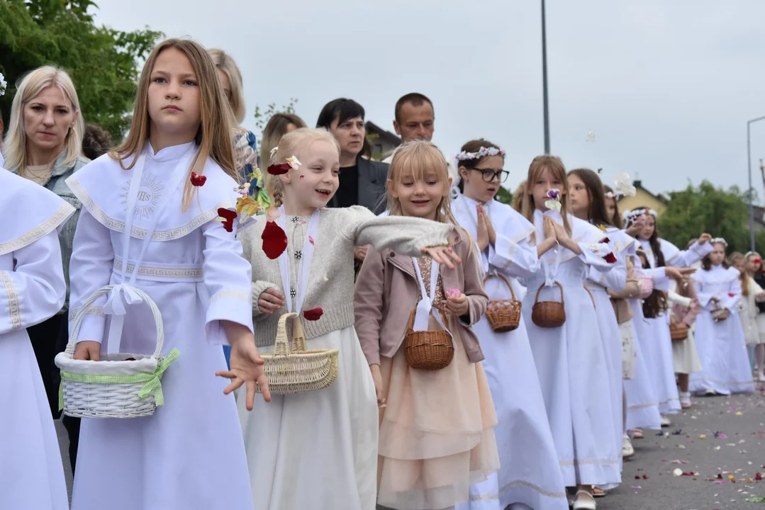 Wierni wyszli na miasto! Procesja przyciągnęła tłumy (foto) - Zdjęcie główne