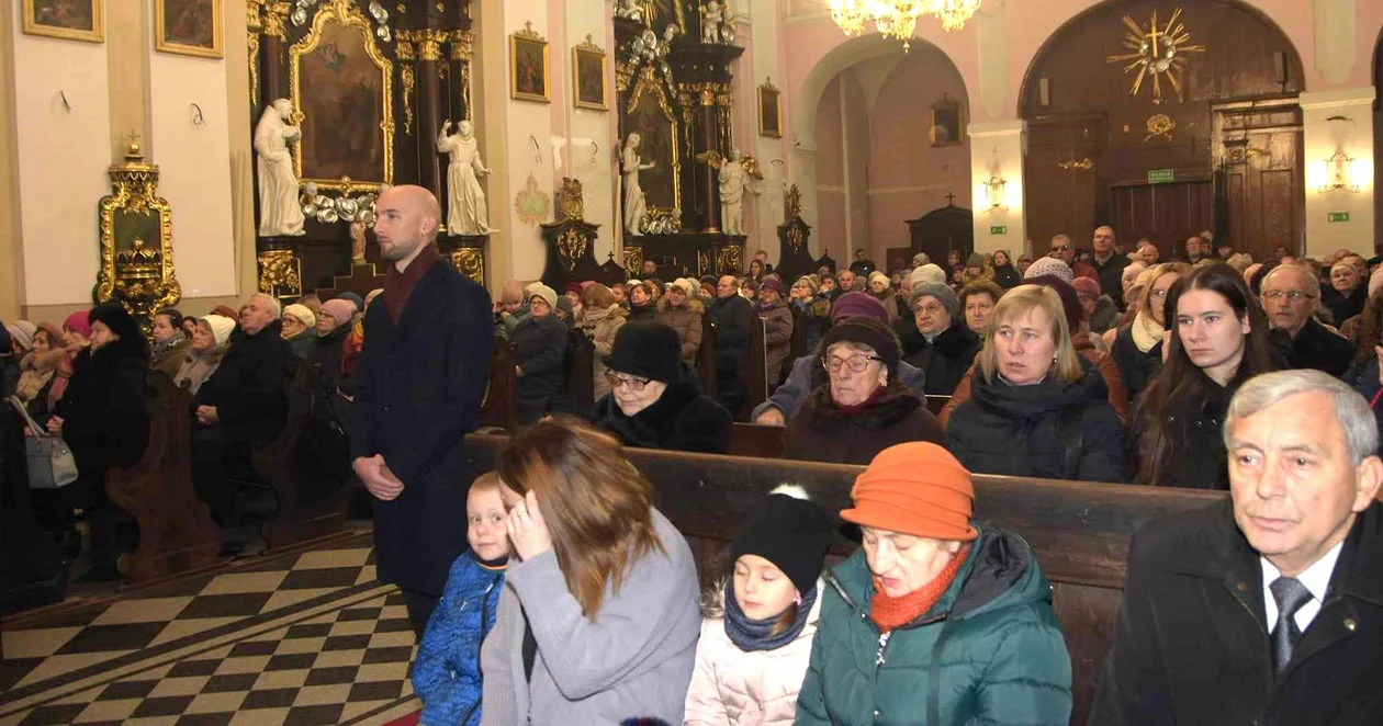 Biskup Grzegorz Suchodolski odwiedził Parafię Podwyższenia Krzyża Św. Ingres Biskupa z plebanii do kościoła i msza święta
