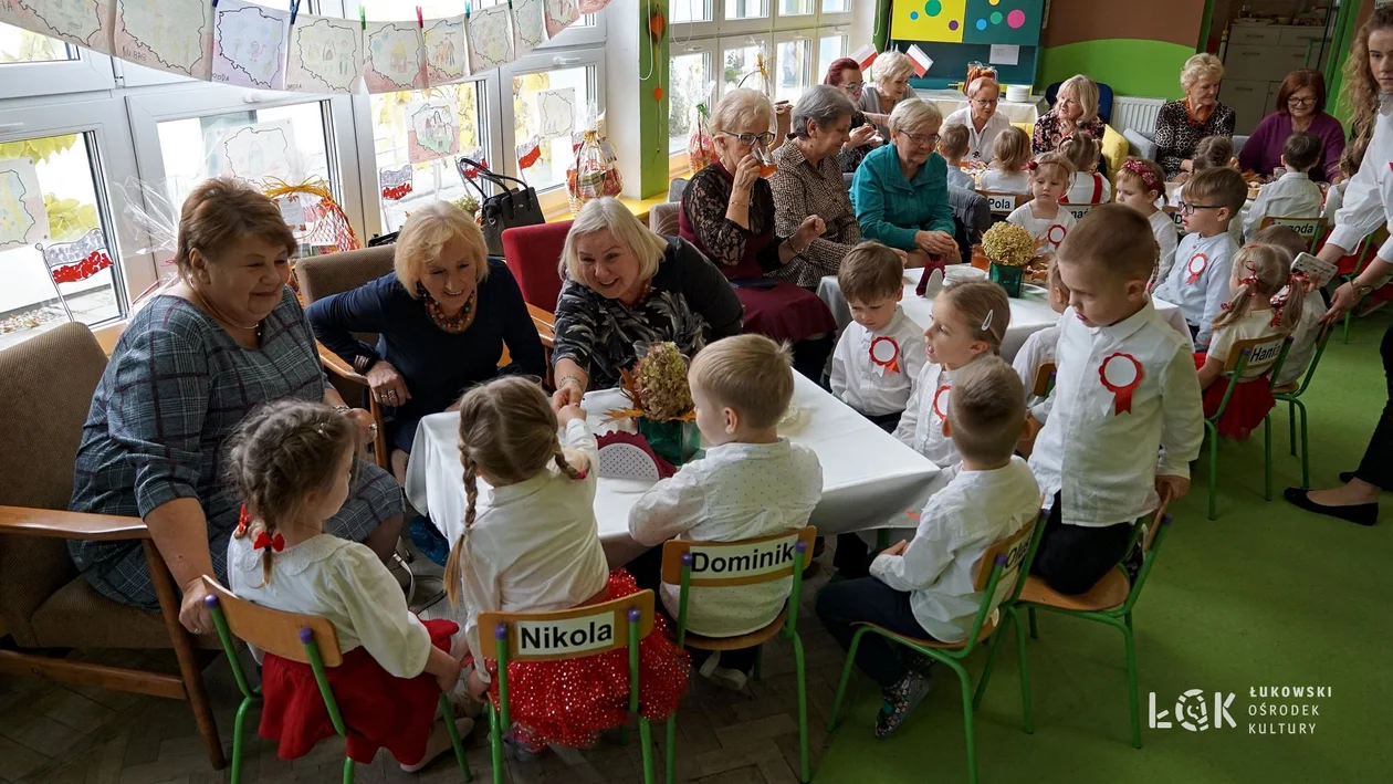 Uniwersytet Trzeciego Wieku i przedszkole nr 2 wspólnie obchodzili święto 11 listopada