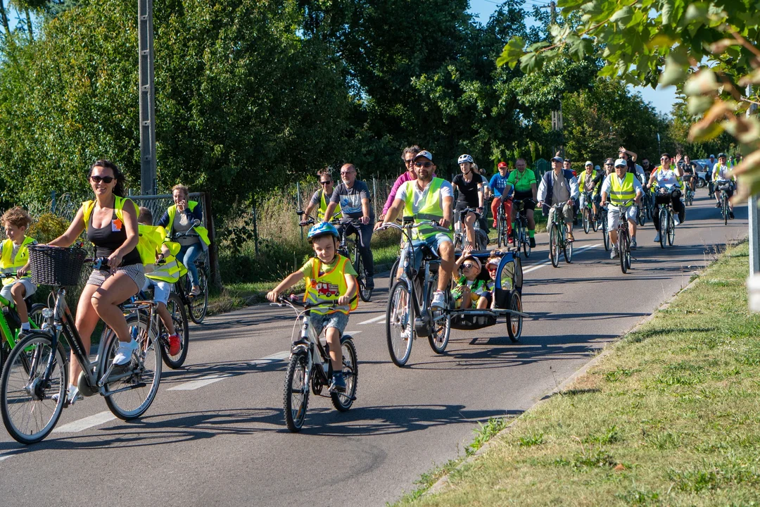 Łukowianie wsiedli na rowery i ruszyli w miasto (ZDJĘCIA) W sobotę przez Łuków przejechał Bezpieczny Peleton - Zdjęcie główne