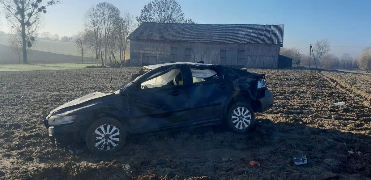 Lubelskie: Nieznajoma dobijała się do domu. Na polu znaleźli rozbite auto