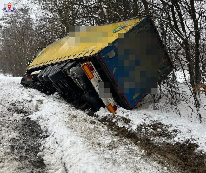 TIR w rowie, zderzenie się dwóch osobówek. Na lubelskich drogach panują trudne warunki pogodowe - Zdjęcie główne