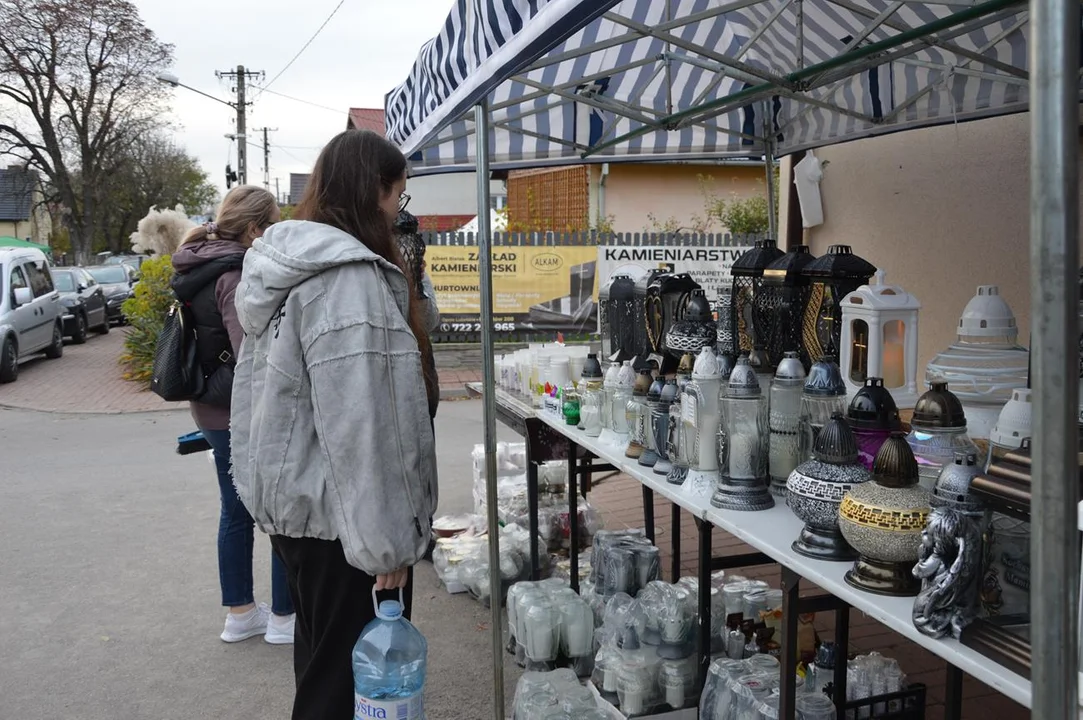 Przedświąteczny ruch przy cmentarzach w Chodlu i Poniatowej