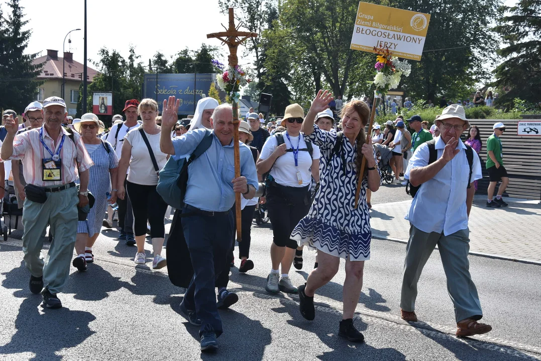 Pielgrzymi wyruszyli z Biłgoraja! Przed nimi długa droga na Jasną Górę (foto) - Zdjęcie główne
