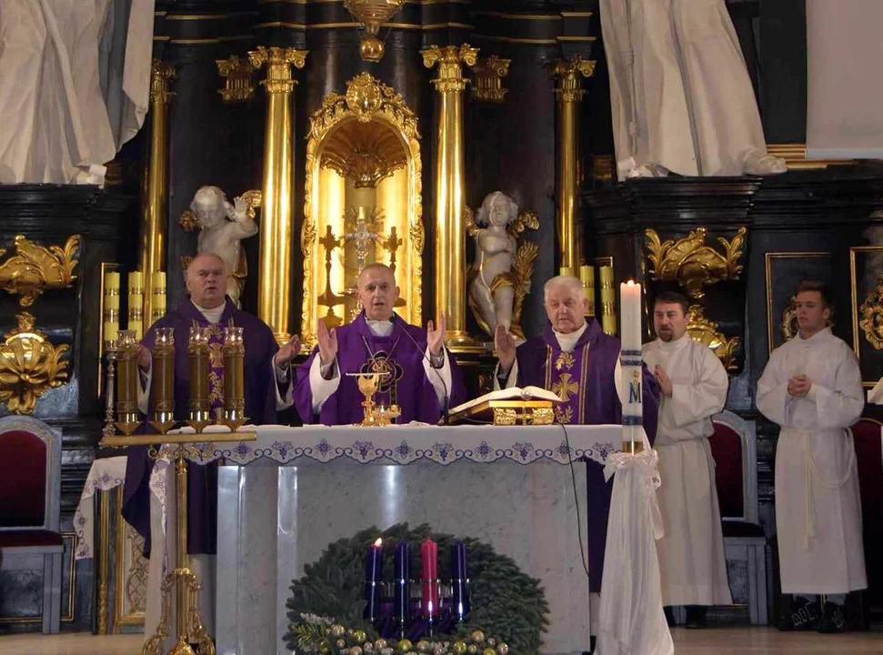 Biskup Grzegorz Suchodolski odwiedził Parafię Podwyższenia Krzyża Św. Ingres Biskupa z plebanii do kościoła i msza święta