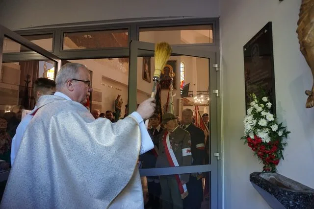 Poniatowa: Poświęcenie tablicy upamiętniającej rocznicę śmierci ks. Popiełuszki (ZDJĘCIA) - Zdjęcie główne