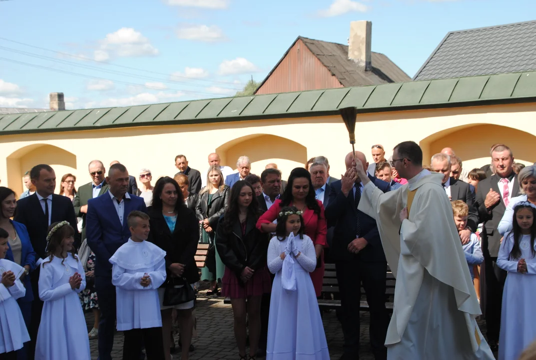 Uczniowie z klas III A i III C z SP nr 2 w Opolu Lubelskim przystąpili do I Komunii Świętej 3 czerwca o godz. 10