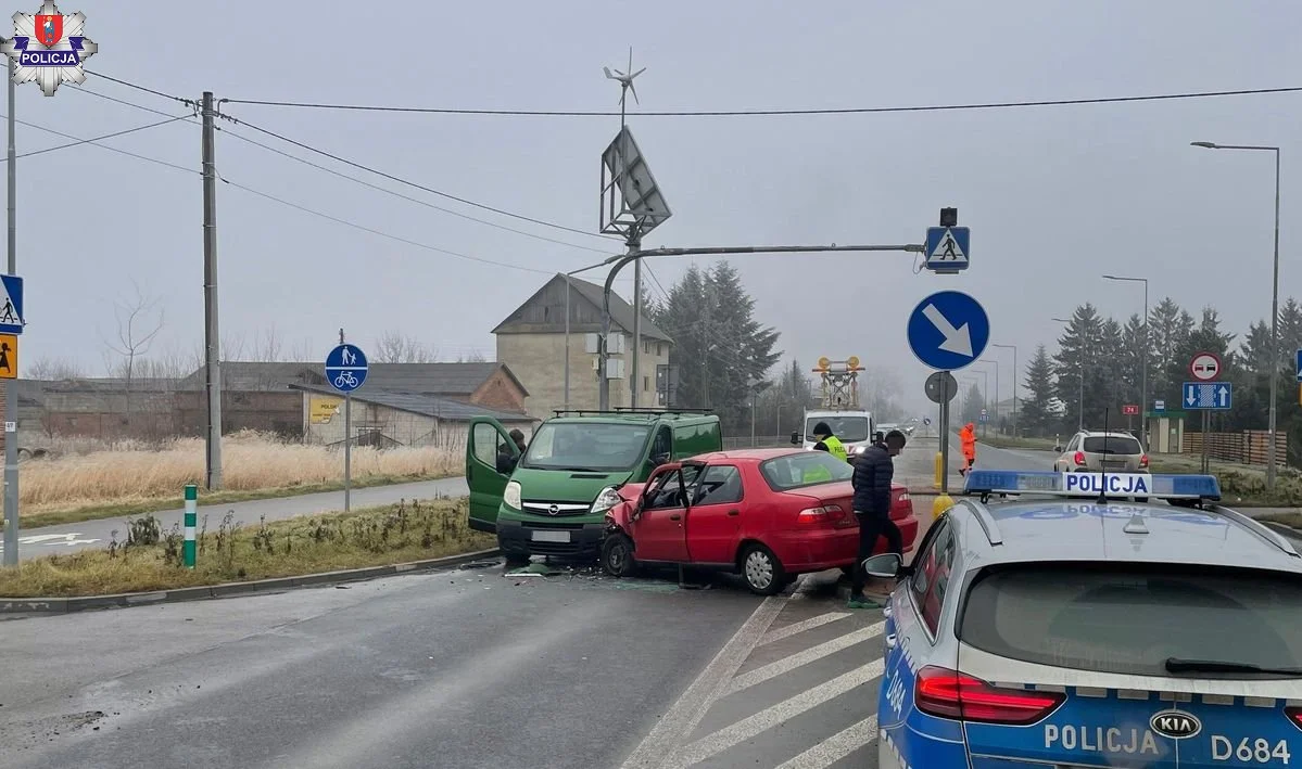 Aż trzy pojazdy rozbite. Poszkodowany w szpitalu - Zdjęcie główne