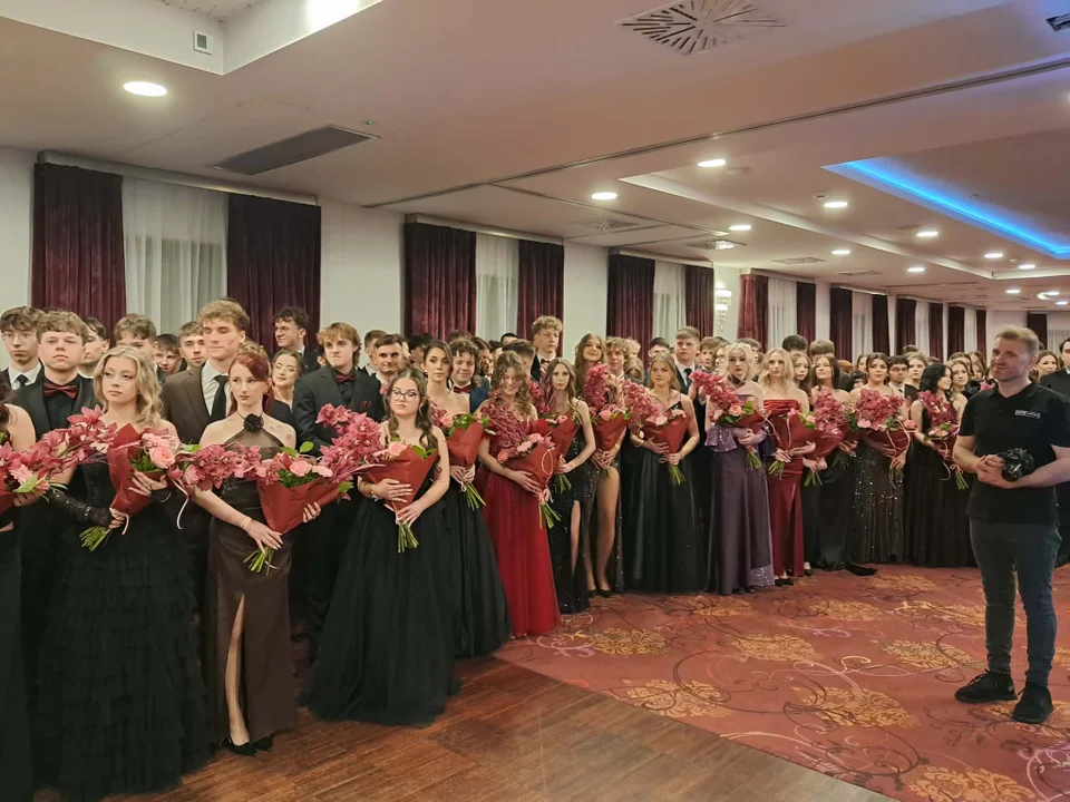 Studniówka I LO im. ONZ  oficjalnie rozpoczęta, Jak jest? (foto) - Zdjęcie główne