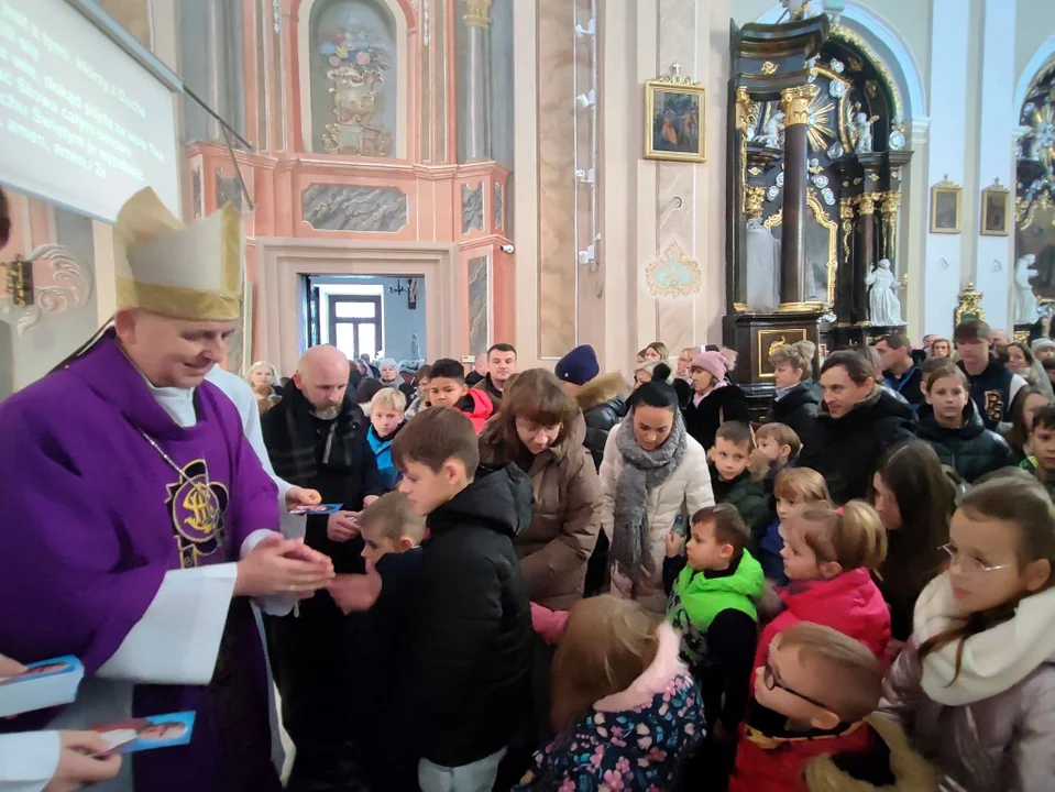 Dzieci z rodzicami modliły się podczas mszy św. z udziałem Bpa Grzegorza Suchodolskiego. Błogosławieństwo przez nałożenie rąk