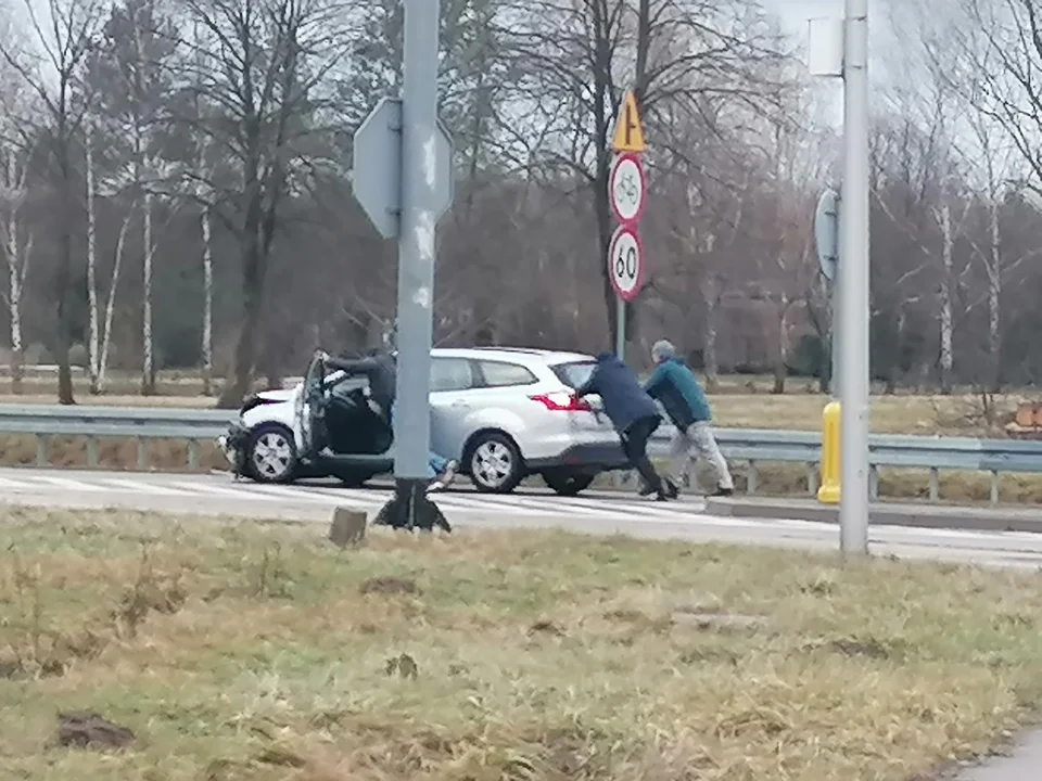 Zderzenie dwóch samochodów na obwodnicy Chodla