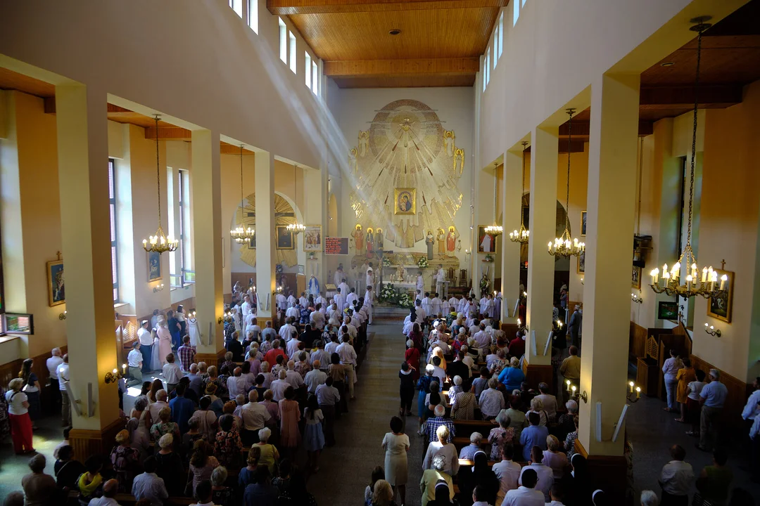 Procesja Bożego Ciała w parafii Matki Kościoła w Łukowie