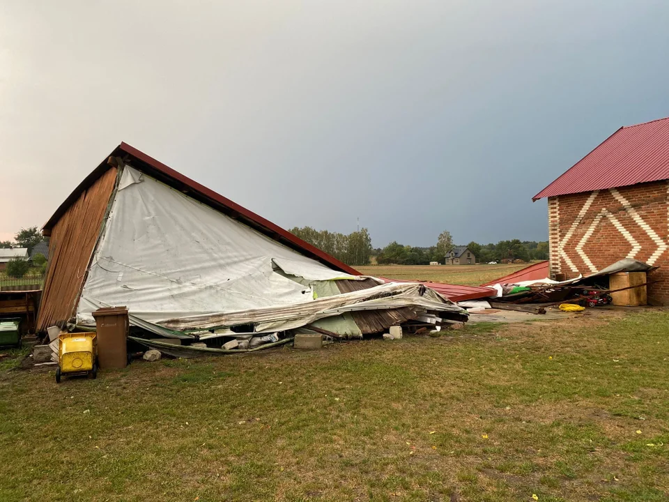 Burza przeszła nad gminą Ostrówek, zrywała dachy, łamała drzewa. Trwa usuwanie szkód (zdjęcia) - Zdjęcie główne