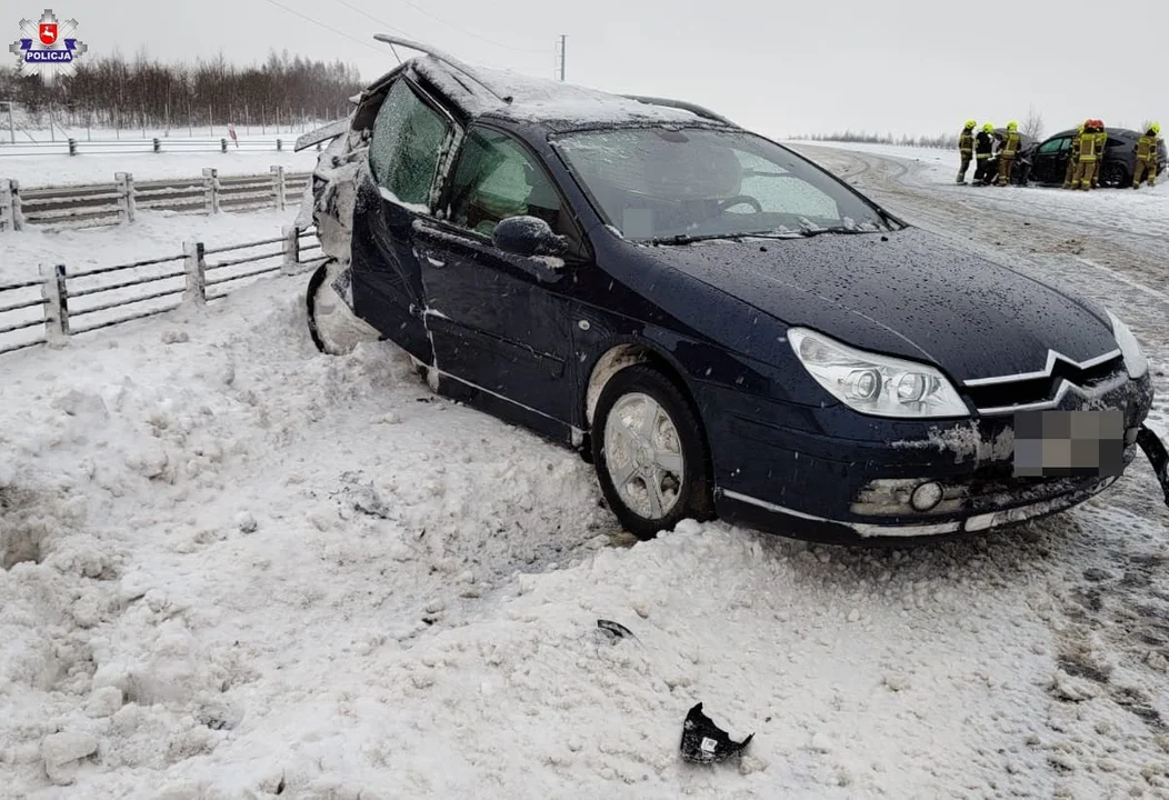 Ciężarówka w rowie, zderzenie się dwóch osobówek. Na lubelskich drogach panują trudne warunki pogodowe