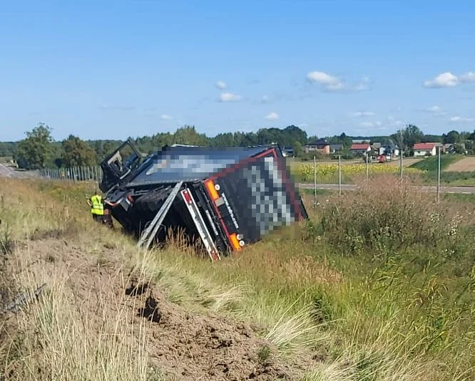 Ciężarówka w rowie na S17