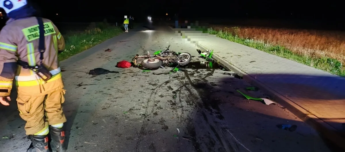 Powiat łęczyński: Motocykl zderzył się z maszyną rolniczą. Dwie osoby w szpitalu