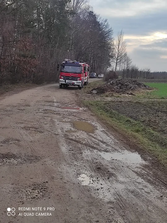 Mężczyzna zranił się piłą w nogę.