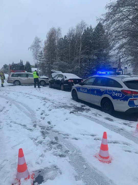 Ford zderzył się z dwoma autami, BMW wjechało w latarnię. Bialscy policjanci apelują o ostrożność