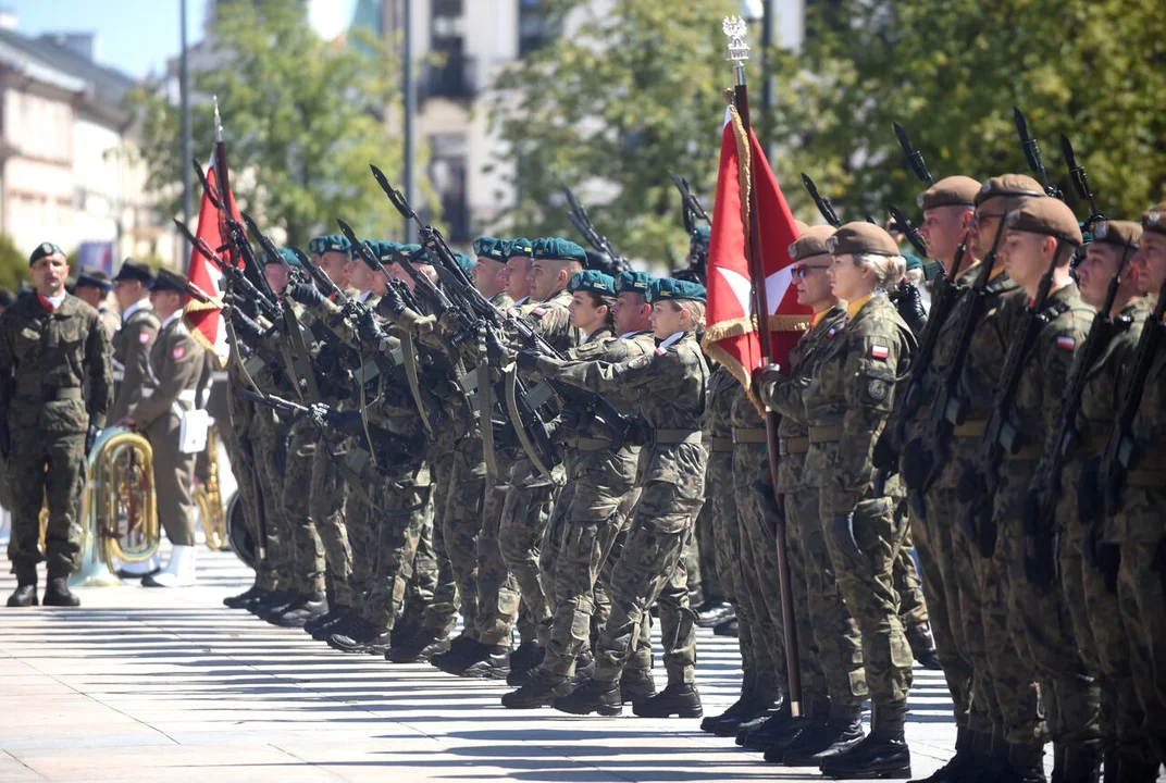 Święto Wojska Polskiego. Defilada i salwa honorowa na placu Litewskim [ZDJĘCIA] - Zdjęcie główne